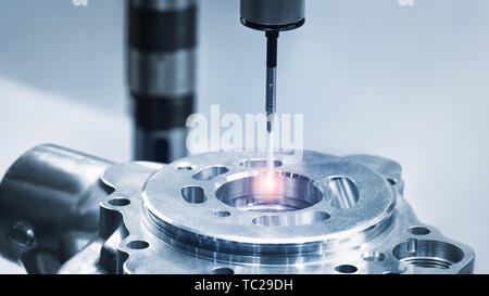 Betreiber Inspektion dimension Metallteilen von CMM nach Bearbeitung in der industriellen Produktion. Stockfoto