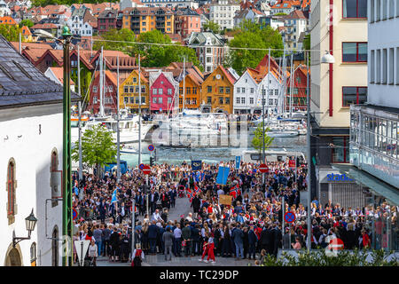 BERGEN, Norwegen - 14 April, 2019: Alte Feuerwehr Fahrzeug auf der Straße in Bergen, Norwegen. Stockfoto