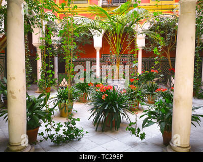 Traditionellen Innenhof in einem Herrenhaus sevillanischen Haus an der berühmten Nachbarschaft von Heilig Kreuz (Barrio de Santa Cruz), Stockfoto