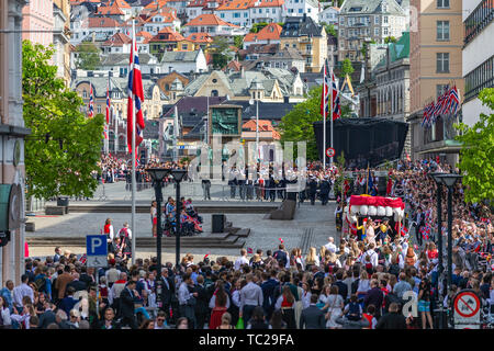 BERGEN, Norwegen - 14 April, 2019: Alte Feuerwehr Fahrzeug auf der Straße in Bergen, Norwegen. Stockfoto