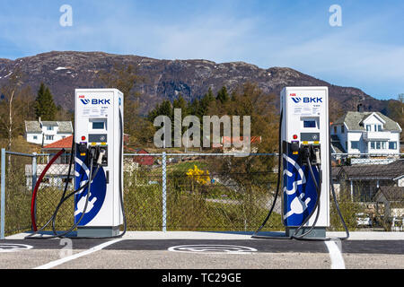 BERGEN, Norwegen - 18 April 2019: Moderne elektrische Auto Ladestation von BKK betrieben. Stockfoto