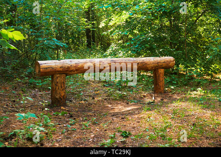 Werkbank aus Holz- Protokolle für Personen in einem grünen Wald. National Park. Stockfoto