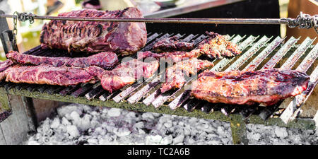 Argentinien asado grillen Würstchen und Fleisch kochen bei einem Street Food Markt Stockfoto