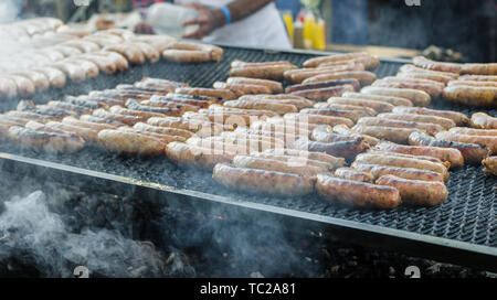 Argentinien asado grillen Würstchen und Fleisch kochen bei einem Street Food Markt Stockfoto