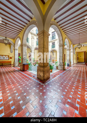 Hof, Universität Sevilla (ehemalige königliche Tabakfabrik aus dem 18. Jahrhundert). Hochauflösende Panorama. Stockfoto