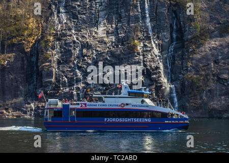 BERGEN, Norwegen - 18 April 2019: Fjord sightseeing tourist Boot erkunden Fjorden in der Nähe von Bergen, Norwegen. Stockfoto