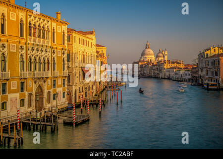 Canal Grande von der Ponte dell'Accademia, mit dem Palazzo Cavalli-Franchetti auf der linken Seite und La Salute Kirche im Hintergrund. Venedig, Italien. Stockfoto
