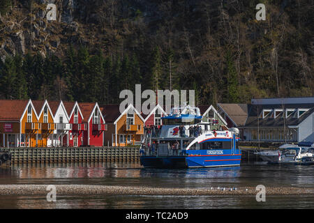 BERGEN, Norwegen - 18 April 2019: Fjord sightseeing tourist Boot erkunden Fjorden in der Nähe von Bergen, Norwegen. Stockfoto