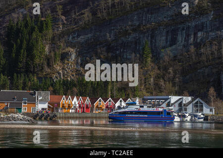 BERGEN, Norwegen - 18 April 2019: Fjord sightseeing tourist Boot erkunden Fjorden in der Nähe von Bergen, Norwegen. Stockfoto