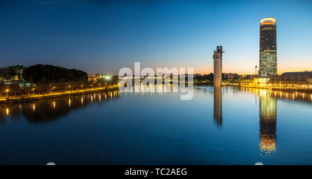 Blick auf den Fluss Guadalquivir mit dem Schindler Tower und Torre Sevilla Wolkenkratzer auf dem rechten Ufer, Sevilla. Spanien. Sehr hohe Auflösung Stockfoto