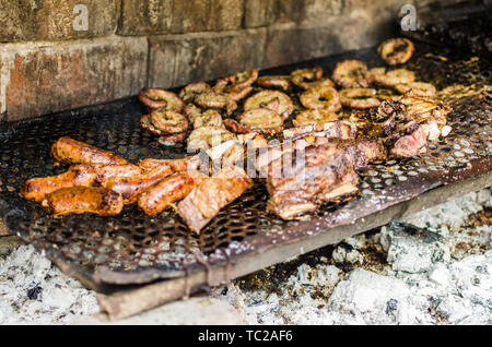 Argentinien asado grillen Würstchen und Fleisch kochen bei einem Street Food Markt Stockfoto