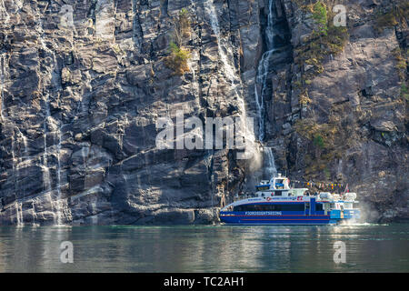 BERGEN, Norwegen - 18 April 2019: Fjord sightseeing tourist Boot erkunden Fjorden in der Nähe von Bergen, Norwegen. Stockfoto