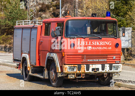 BERGEN, Norwegen - 14 April, 2019: Alte Feuerwehr Fahrzeug auf der Straße in Bergen, Norwegen. Stockfoto