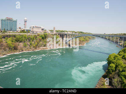 Rainbow Bridge, Niagara von der amerikanischen Seite gesehen mit Blick auf die Gebäude auf Kanada Seite Stockfoto