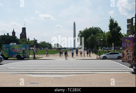 Washington Monument ab dem Ende der Park mit zebrastreifen vor gesehen Stockfoto