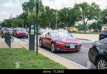 Ein rotes Auto Tesla in Washington in der Nähe des Capitol Gebäude geparkt Stockfoto