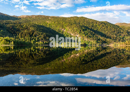 Kleines Dorf in der Nähe von See in Hordaland, Norwegen. Stockfoto