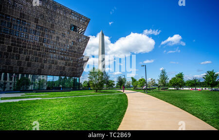 Nationalmuseum für Afrikanische Amerikanische Geschichte und Kultur und dem Washington Monument in Washington DC, USA am 14. Mai 2019 Stockfoto
