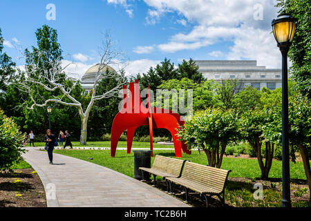 Stahl 1974 Skulpturen von Alexander Calder mit dem Titel 'Cheval Rouge (Rot)' auf dem Display in der Nationalen Kunstgalerie der Sculpture Garden in Washington, D Stockfoto