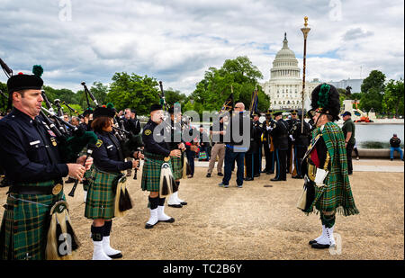 Pipe Major und Pfeifer von der Polizei in Los Angeles Rohre und Trommeln Team vor dem Capitoal Gebäude in Washington DC, USA am 14. Mai 2019 Stockfoto