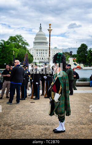 Pipe Major der Polizei von Los Angeles Rohre und Trommeln Team vor dem Capitoal Gebäude in Washington DC, USA am 14. Mai 2019 Stockfoto