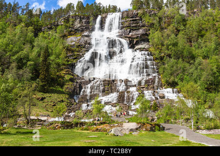 Tvidefossen Wasserfall im Frühjahr. Voss, Norwegen. Stockfoto