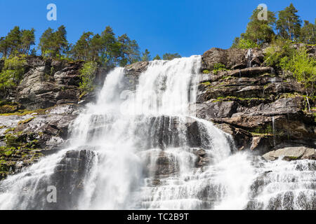 Tvidefossen Wasserfall im Frühjahr. Voss, Norwegen. Stockfoto