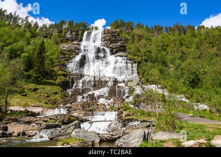 Tvidefossen Wasserfall im Frühjahr. Voss, Norwegen. Stockfoto