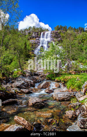 Tvidefossen Wasserfall im Frühjahr. Voss, Norwegen. Stockfoto