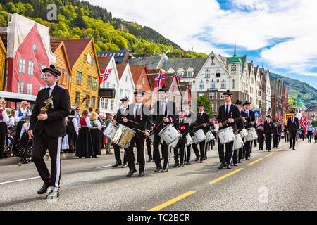 BERGEN, Norwegen - 14 April, 2019: Alte Feuerwehr Fahrzeug auf der Straße in Bergen, Norwegen. Stockfoto