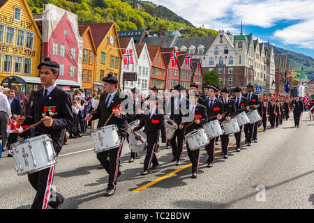 BERGEN, Norwegen - 14 April, 2019: Alte Feuerwehr Fahrzeug auf der Straße in Bergen, Norwegen. Stockfoto