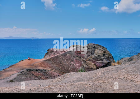 Vulkanischen Felsen am Strand Papagayo, einem berühmten Strand auf Lanzarote, Kanarische Inseln, um an einem sonnigen Tag Stockfoto