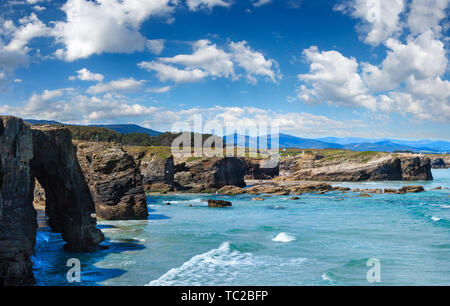 Natürliche Felsen Bögen auf als Catedrais Strand bei Ebbe (Kantabrische Küste, Lugo, Galizien, Spanien). Völker sind nicht mehr wiederzuerkennen. Mehrere Schüsse stitch high-res Stockfoto