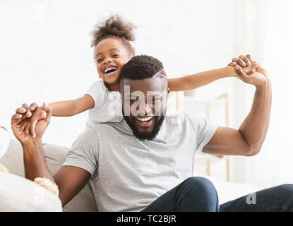 Afrikanische amerikanische Mann spielt mit seiner kleinen Tochter Stockfoto