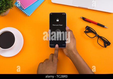 Mobile phone with application for scanning fingerprint Stockfoto