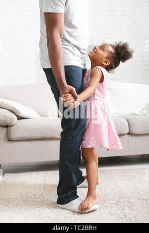 Kleine afrikanische amerikanische Mädchen tanzen mit Vater Stockfoto
