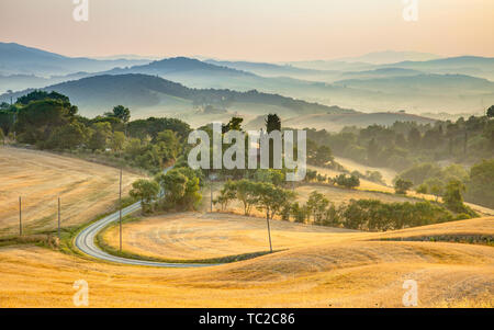 Schön neblig Toskana Hügel Landschaft mit gewundenen Straße in der Nähe von Florenz an einem sonnigen Morgen im August, Italien Stockfoto