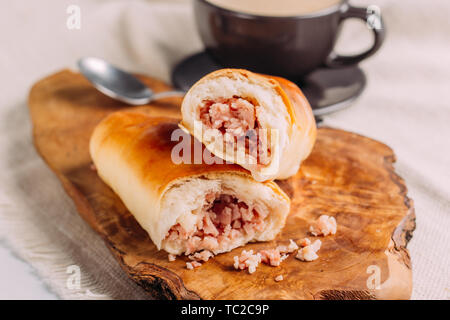 Cachitos und Tasse Kaffee, Venezolanische typisches Frühstück Stockfoto