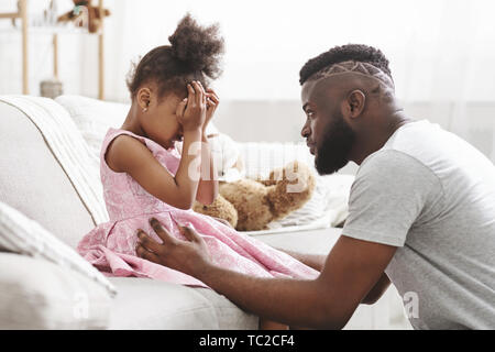 Liebevolle African American Dad tröstet weinende Tochter Stockfoto