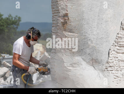 Bildhauer schneiden Granit Skulptur in das Tal der Heiligen, Quenequillec, Bretagne, Frankreich. Stockfoto