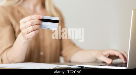 Online Zahlung. Frau mit Kreditkarte Aard mit Laptop Stockfoto