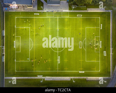 Luftaufnahme der Fußballplatz während Athleten Training in der Nacht unter hellen Stadion leuchtet Stockfoto