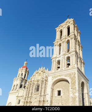 Dies ist der sehr hübsche Catedral de Santiago. Die Fassade ist sehr üppig und barock. Es ist schön schweren Holztüren in den vorderen geschnitzt Stockfoto