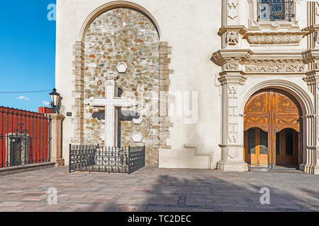 Dies ist der sehr hübsche Catedral de Santiago. Die Fassade ist sehr üppig und barock. Es ist schön schweren Holztüren in den vorderen geschnitzt Stockfoto