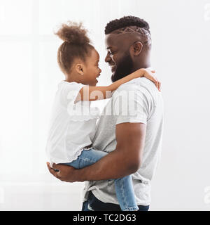 Papa umarmte seine kleine Tochter zu Hause Stockfoto