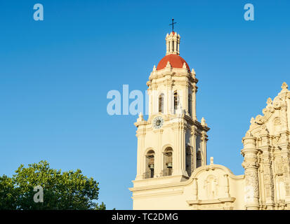 Dies ist der sehr hübsche Catedral de Santiago. Die Fassade ist sehr üppig und barock. Es ist schön schweren Holztüren in den vorderen geschnitzt Stockfoto