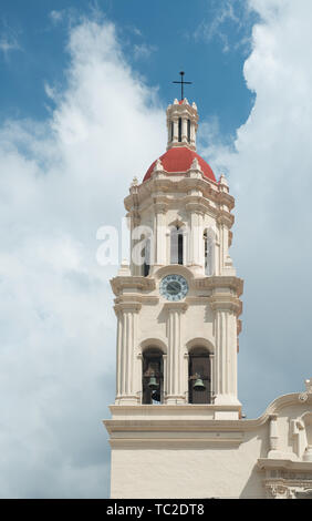 Dies ist der sehr hübsche Catedral de Santiago. Die Fassade ist sehr üppig und barock. Es ist schön schweren Holztüren in den vorderen geschnitzt Stockfoto