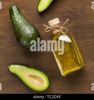 Frische Avocados und Öl in der Flasche Stockfoto