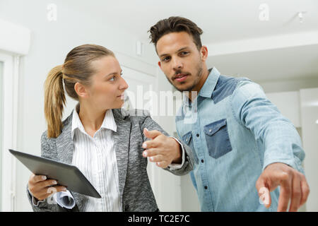 Mann Fragen an den Makler beim Besuch apartment Stockfoto