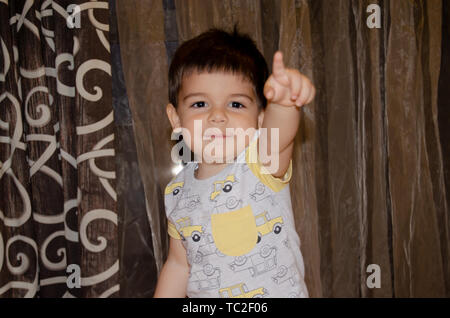 Cute zwei Jahre alter Junge, lustige Gesichter der frühen Entwicklung Konzept, Porträt, Gesicht Ausdrücke Stockfoto